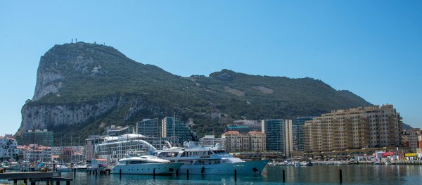 Gibraltar, sur 6 km carrés, on retrouve le cosmopolitisme du New York, les charmes des derniers urbanistes romantiques et les surprises d’une nature exubérante.