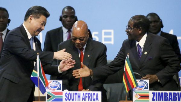 Le président chinois Xi Jingping salue ses homologues sud-africain, Jacob Zuma, et zimbabwéen, Robert Mugabe, lors du sommet Chine-Afrique à Johannesburg