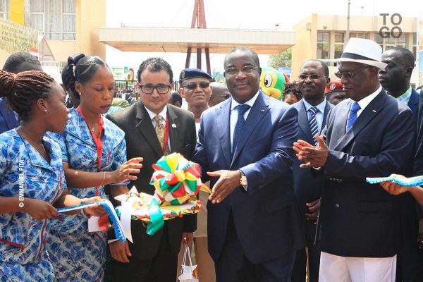 Coupure de ruban entre les autorités togolaises et le diplomate égyptien en poste à Lomé
