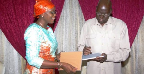 Aminata Sana/Congo ministre de l'économie numérique lors de la remise des tablettes au Président de l'Assemblée nationale