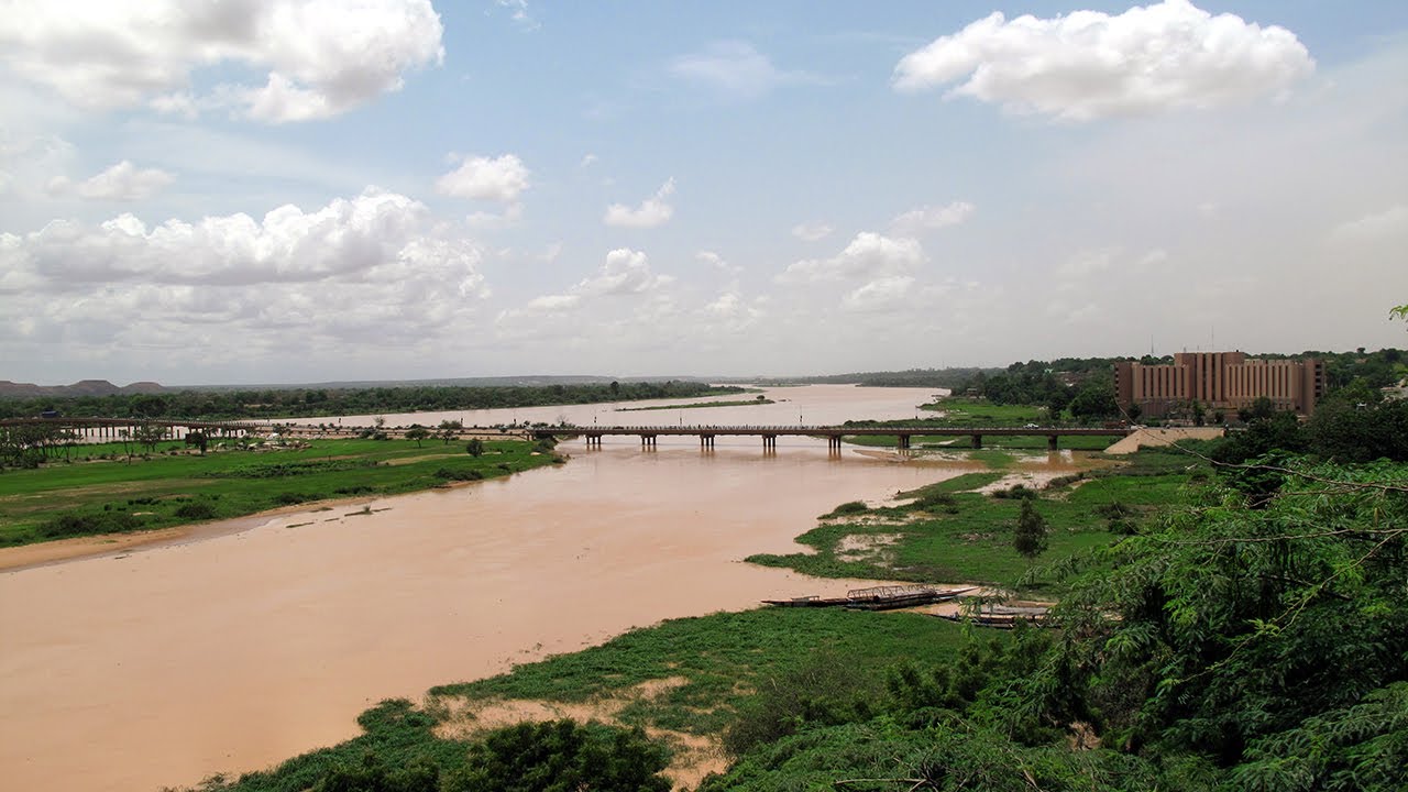 Реки и озера нигерии. Река Бенуэ Камерун. Река Ниамей. Реки Нигерии. Река нигер в Африке.