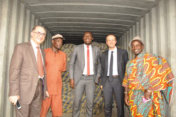 le-dg-de-lafargeholcim-ci-avec-les-autorites-traditionnelles-m-sidibe-dramane-sidimacet-m-hafedh-ben-arabdirecteur-marketing-et-rd-lh-ci