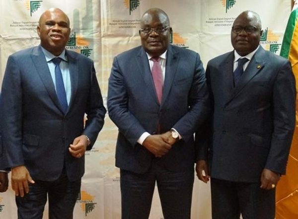 Dr. Benedict Oramah, Président d’Afreximbank (gauche), avec Calixte Ganongo, Ministre des Finances, du Budget et du Portefeuille Public de la République du Congo (centre); et Raphaël Malonga, Ambassadeur de la République du Congo en Égypte, posant après la cérémonie de signature de la convention de prêt au Caire.