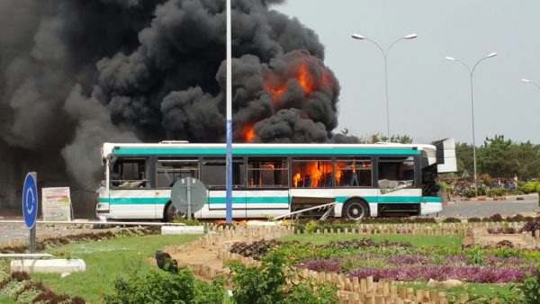 Légende : Un bus de la Société des transports de Lomé (Sotral) mis à sac ce mardi à Lomé. ©DR