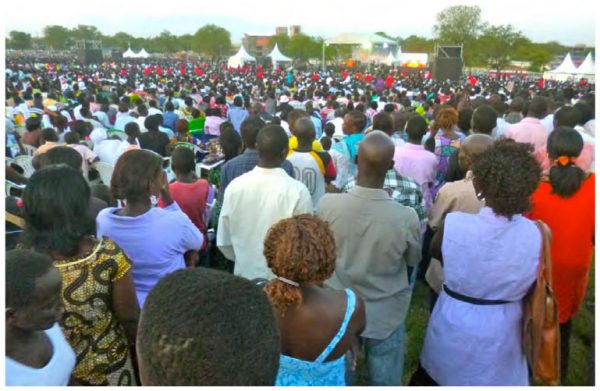 Cette photographie offre une vue d’ensemble de la foule qui assiste au premier jour, le 26 octobre 2012, du festival Hope for a New Nation, au John Garang Memorial Park, à Juba. C’est dans ce cadre spectaculaire que s’inscrit l’offre de rupture évangélique proposée par Franklin Graham, devant près de 100 000 personnes.Photo de Sébastien Fath, Juba, Soudan du Sud, 26 octobre 2012.