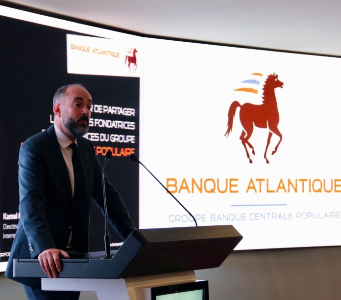 Au pupitre, M Kamal MOKDAD, Directeur Général de l'International à la BCP