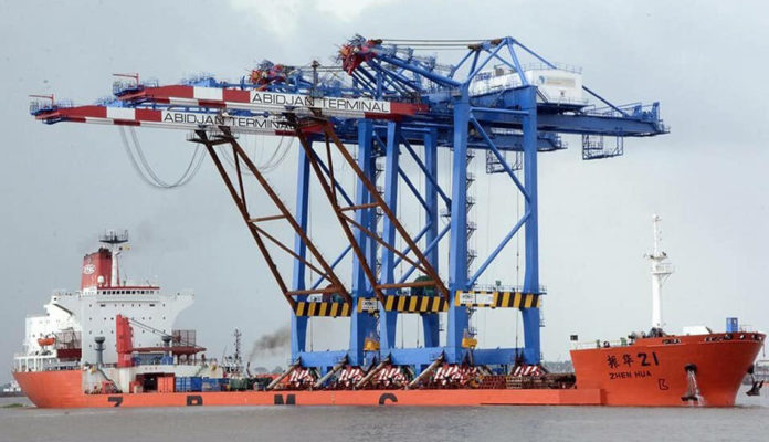 Abidjan_Terminal_portique_de_quai