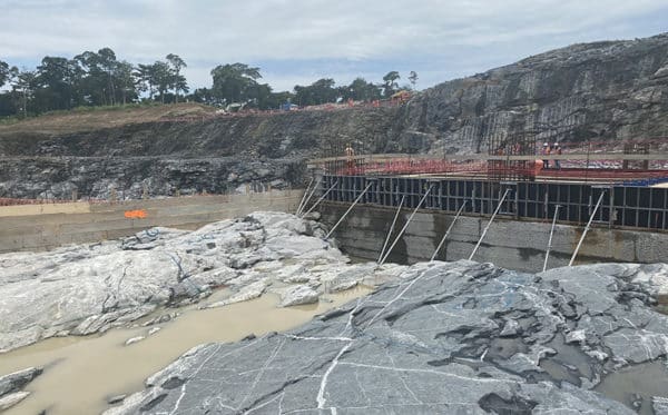 Cameroun : L’ARSEL révèle des fissures et des infiltrations d’eau dans le barrage de Nachtigal