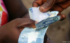 Ghana : 1,4 milliard USD injecté dans l’économie pour soutenir le cedi