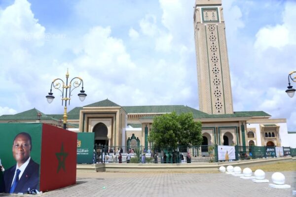 Mohammed VI, le roi du Maroc offre une mosquée à la communauté musulmane ivoirienne