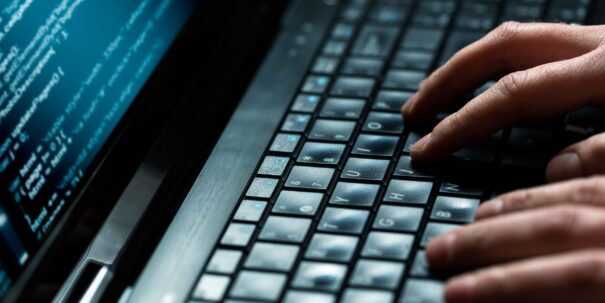 Quatre Kenyans recherchés par les autorités nigérianes pour piratage d’une plateforme populaire de trading