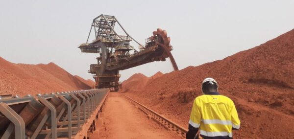 Guinée : purge massive dans le secteur minier, 129 permis annulés