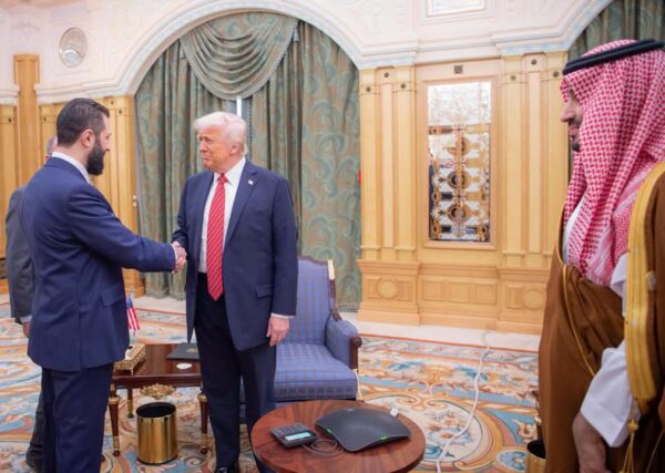 Poignée de main historique entre Donald Trump et le président syrien Ahmed Al-Shara, un ancien chef rebelle