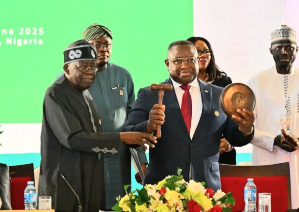 CEDEAO : Julius Maada Bio succède à Bola Tinubu dans un contexte d’incertitude sur l’avenir de l’AES