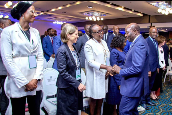 Gabon: Henri‑Claude Oyima pilote la stratégie de financement du PNCD