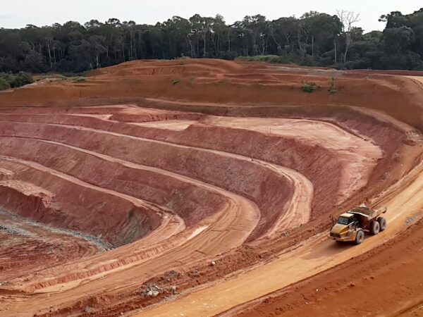 Or pillé au Gabon : une opération démantèle un réseau sino-africain et gèle l’orpaillage national
