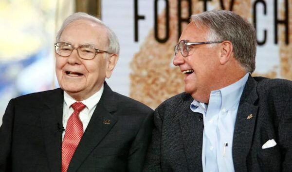 Berkshire Hathaway : Warren Buffett passe le flambeau, mais garde l’âme de la maison